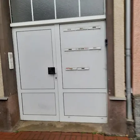 Kleine Wohnung Fuer Monteure Und Dienstreisen Цвиккау Экстерьер фото